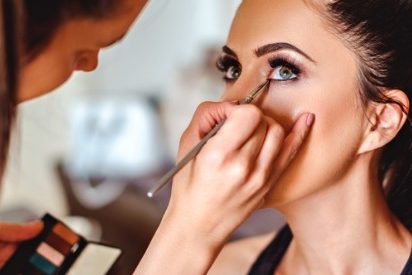 what does a makeup artist do